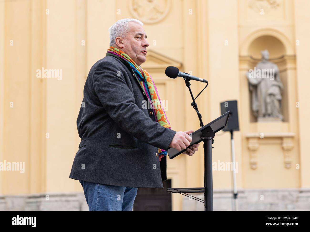 Ludwig Spaenle, CSU, Beauftragter der bayerischen Staatsregierung für Jüdisches Leben und gegen Antisemitismus, für Erinnerungsarbeit und geschichtliches Erbe. Wenige hunderte Menschen versammelten sich am 18.2.2024 in München, um ihre Solidarität mit der Politik Israels und der israelischen Bevölkerung und den Juden zu demonstrieren. Außerdem wurde die Freislassung der Geiseln gefordert. Ludwig Spaenle, CSU, Commissario antisemitismo. Poche centinaia di persone si sono riunite a Monaco, in Germania, il 18 febbraio 2024 per dimostrare la loro solidarietà alle politiche di Israele e alla popolazione israeliana e a J Foto Stock