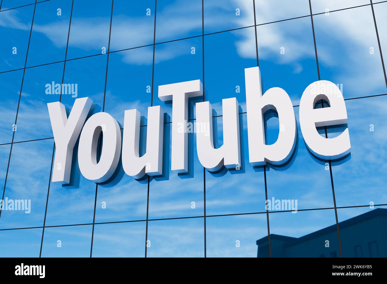 Pune, India - 19 febbraio 2024. Logo YouTube sulla facciata della sede centrale, illustrazione 3D. Foto Stock