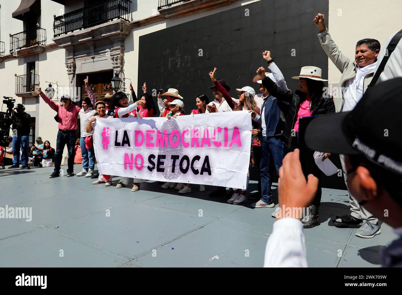 Queretaro, Messico. 18 febbraio 2024. I manifestanti tengono uno striscione durante la "marcia in difesa della democrazia”. Con un appello a difendere la democrazia e le istituzioni, Querétaro ha aderito alla “marcia per la nostra democrazia”, una mobilitazione dei cittadini che si svolge simultaneamente in diverse città del paese. (Foto di Cesar Gomez/SOPA Images/Sipa USA) credito: SIPA USA/Alamy Live News Foto Stock