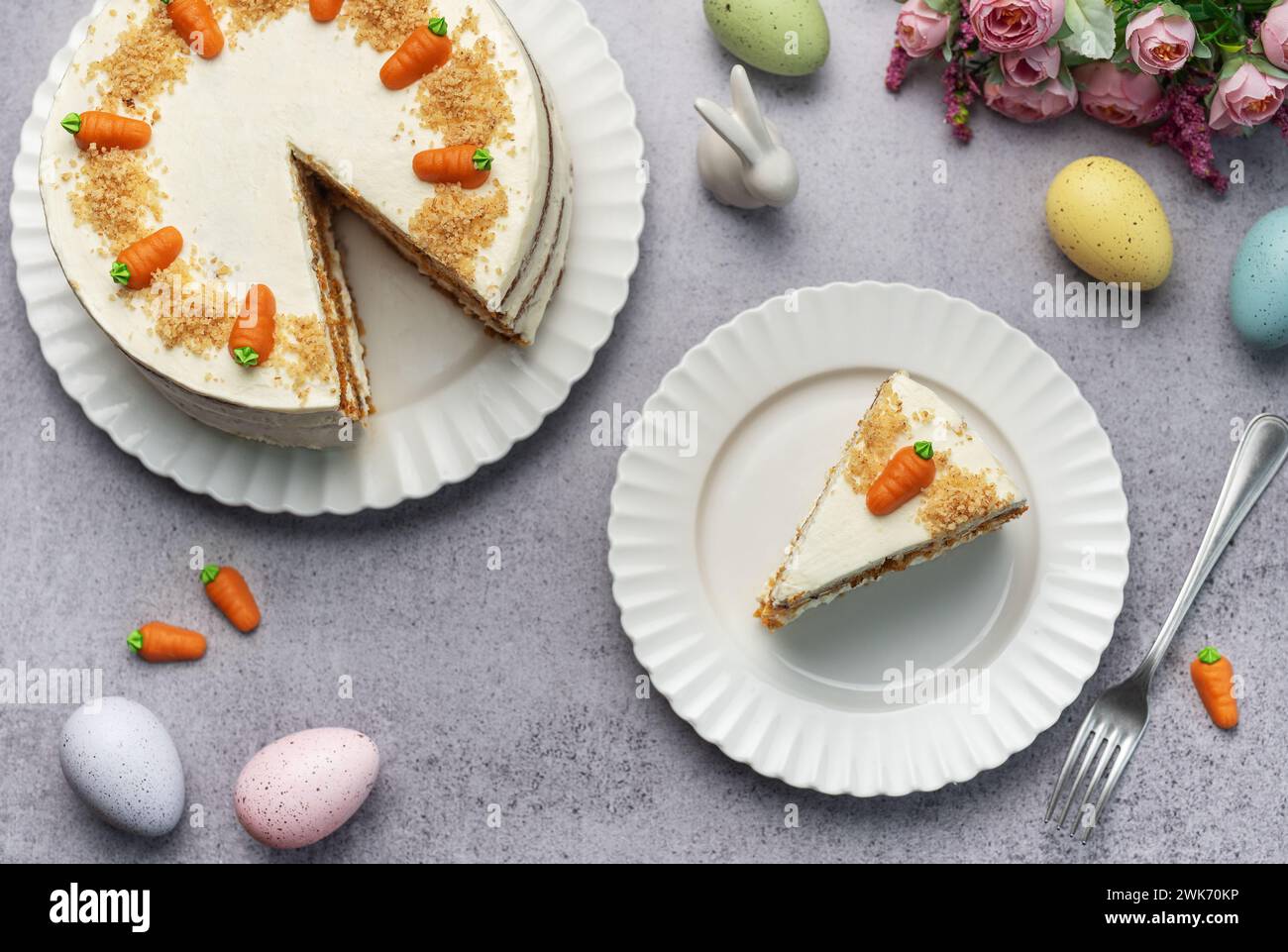 Torta di carote pasquali fatta in casa con noci, ghiacciata con formaggio spalmabile. Dolce dolce. Piatto con deliziosa torta di carote Foto Stock