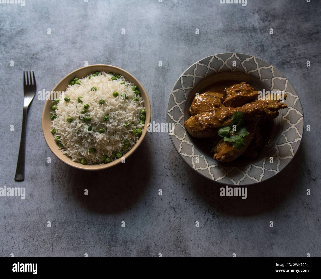 Popolare pasto indiano con riso e pollo al curry. Foto Stock