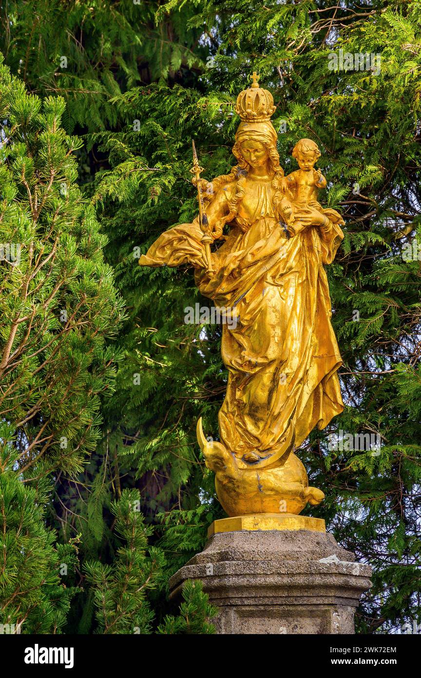 Figura della Vergine Maria con corona, scettro e bambino Gesù nella chiesa di San Martino, Marktoberdorf, Allgaeu, Baviera, Germania Foto Stock