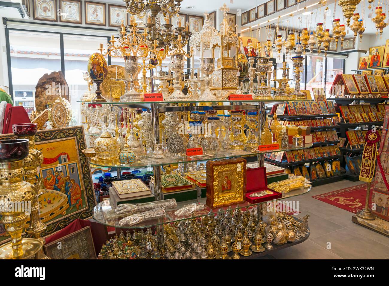 Interno di un negozio pieno di manufatti religiosi con icone e candelabri, Ouranoupoli, città del cielo, penisola di Athos, Halkidiki, Grecia Foto Stock