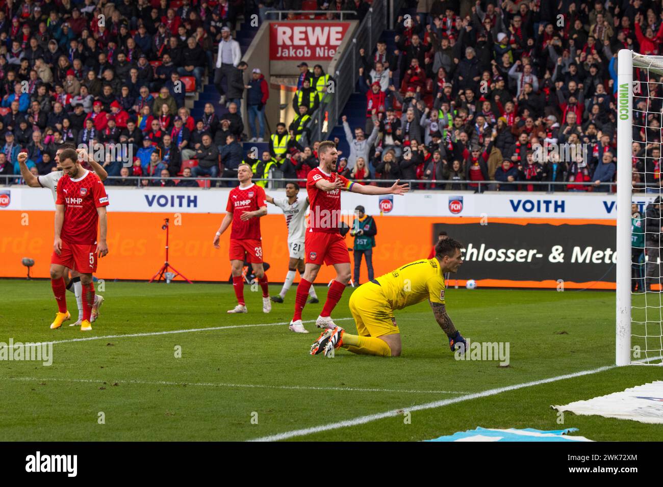 Partita di calcio, Benedikt GIMBER1.FC Heidenheim a sinistra, Lennard MALONEY1.FC Heidenheim e il capitano Patrick MAINKA 1.FC Heidenheim a destra Foto Stock