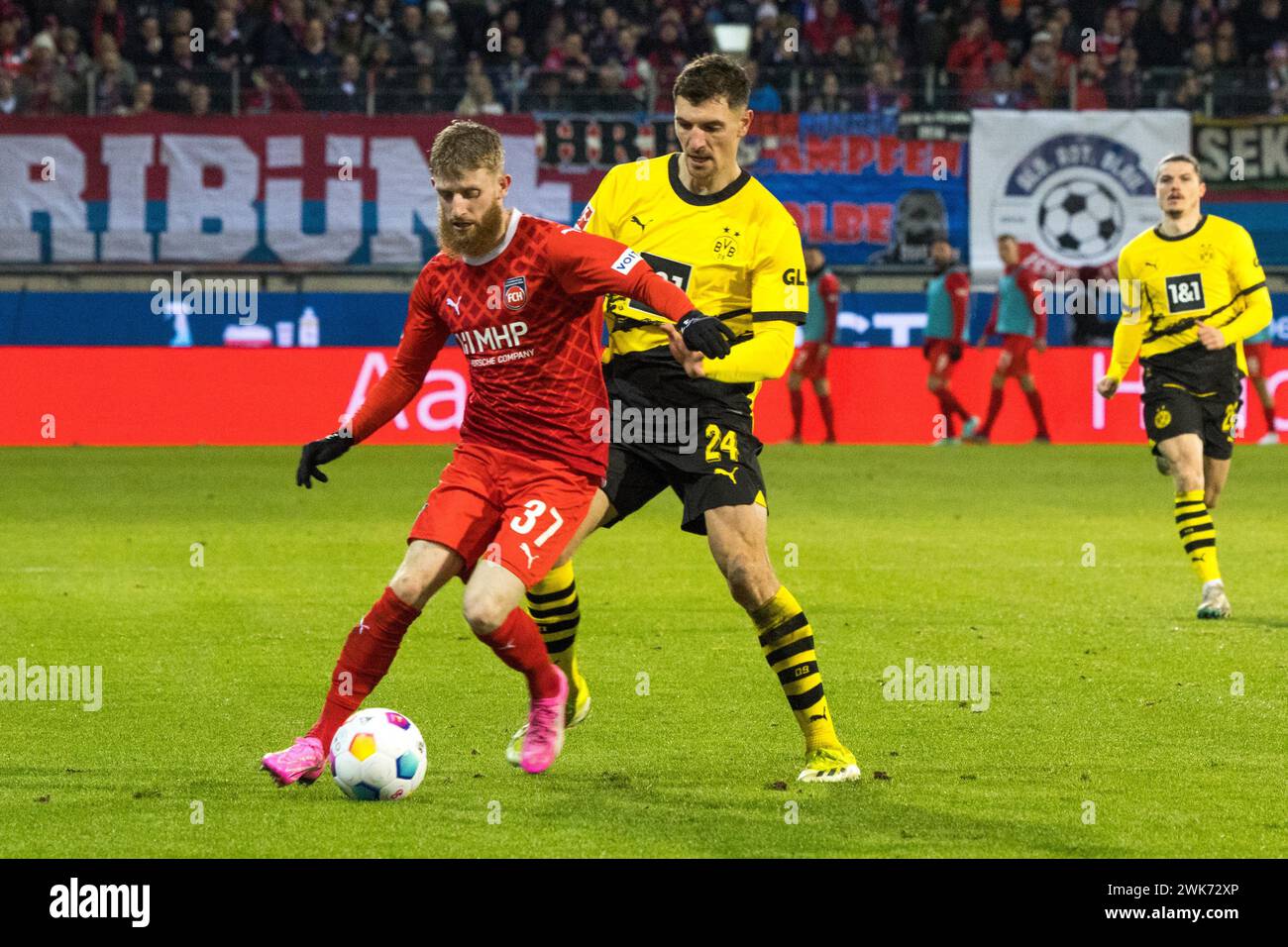 Partita di calcio, il capitano Patrick MAINKA 1.FC Heidenheim è pressurizzato dal l.t.r. Nico SCHLOTTERBECK Borussia Dortmund, Niclas FUeLLKRUG Borussia Foto Stock