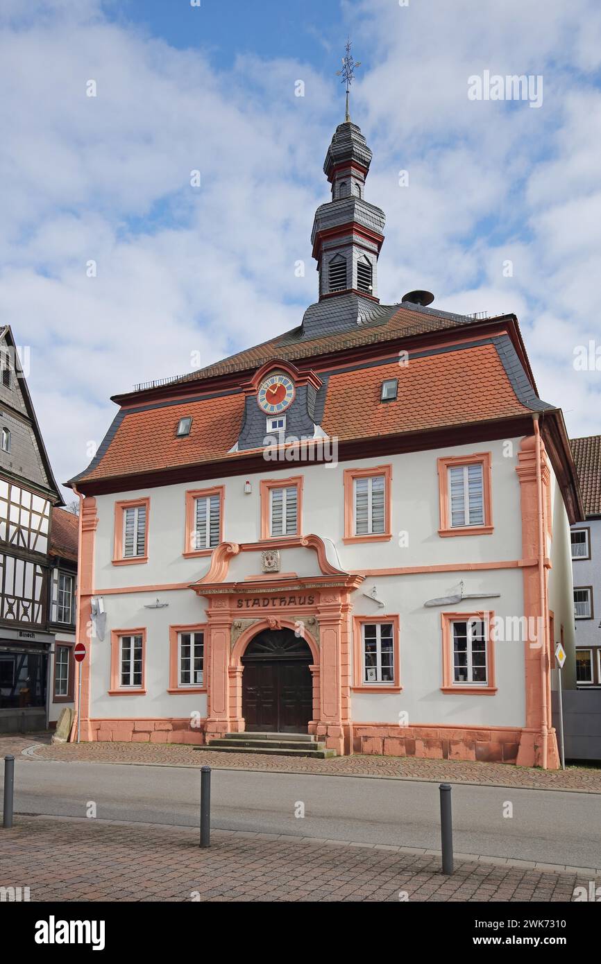 Vecchio municipio costruito nel 1578, vecchio municipio, rinascimentale, guglia, tetto a tetto, mansarda, orologio, Otterberg, foresta del Palatinato, Renania-Palatinato Foto Stock