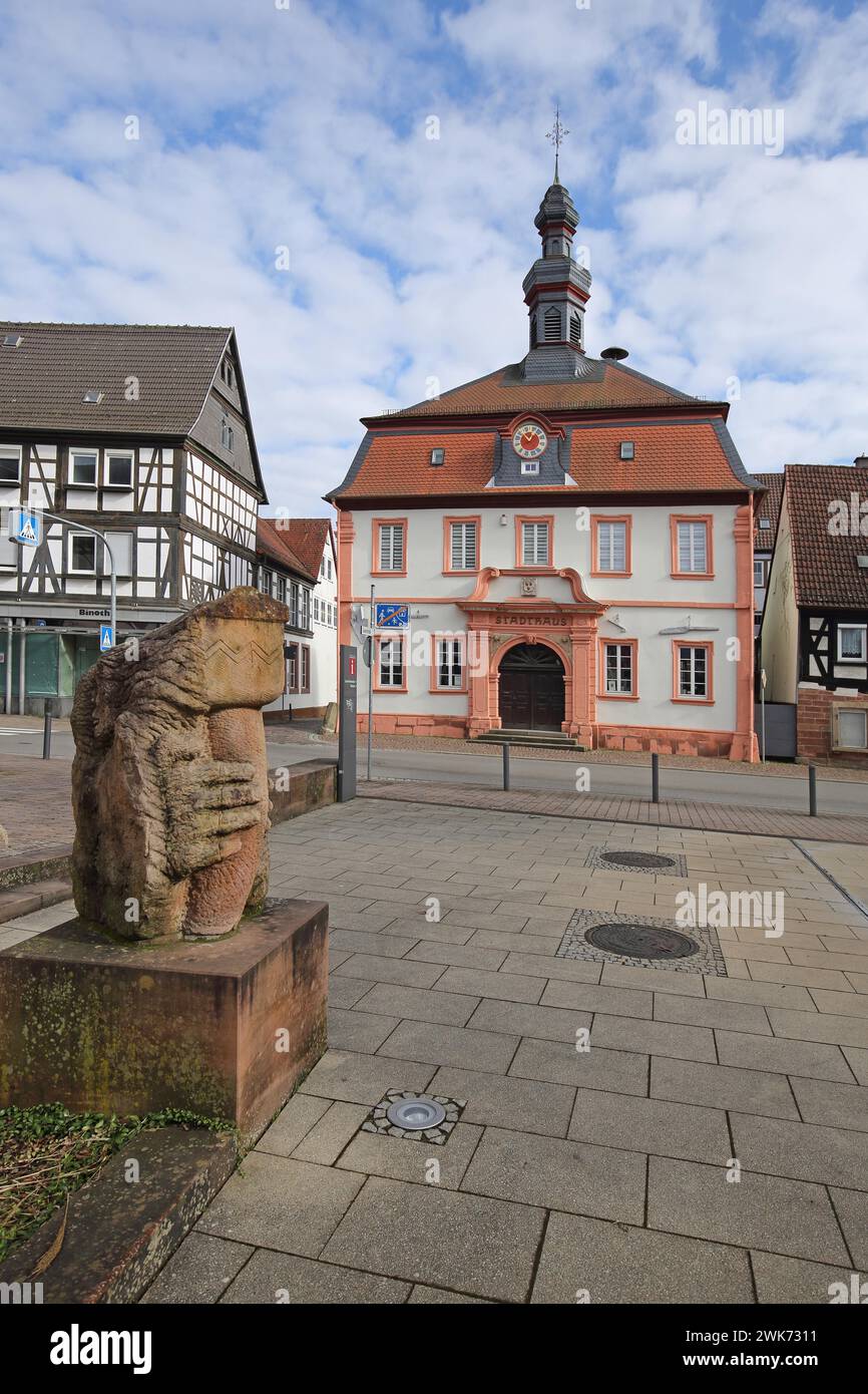 Vecchio municipio costruito nel 1578 e fontana, vecchio municipio, rinascimentale, guglia, tetto a fiancata, tetto mansarda, orologio, Otterberg, Foresta Palatinata Foto Stock