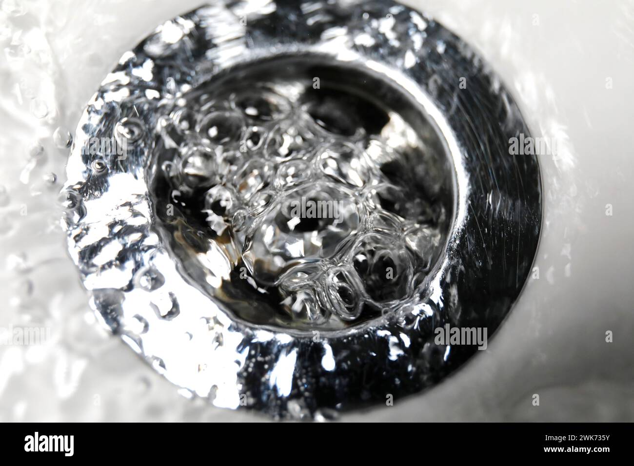 L'acqua dolce fluisce in un lavabo, 16/05/2020 Foto Stock