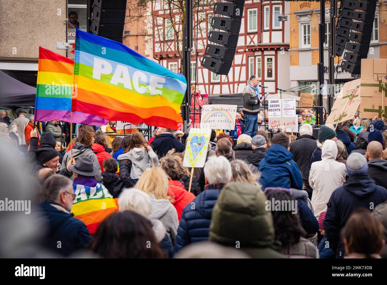 Pubblico che parla in un incontro pubblico con una bandiera pace, dimostrazione contro la destra, Nagold, Foresta Nera, Germania Foto Stock