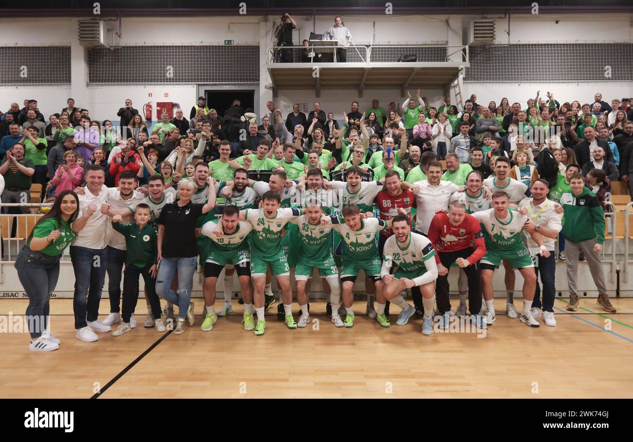 Novo Mesto, Slovenia. 18 febbraio 2024. I giocatori di MRK Krka celebrano la vittoria dopo il round dei 16 match tra MRK Krka (SLO) e RK Sloboda (BiH) alla EHF European Cup Men 2023/24 a Novo Mesto, Slovenia, il 18 febbraio 2024. Crediti: Zeljko Stevanic/Xinhua/Alamy Live News Foto Stock