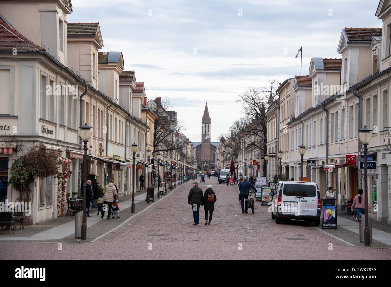 Strada trafficata con negozi, dietro la chiesa di San Pietro e Paolo, Potsdam, Brandeburgo, Germania Foto Stock