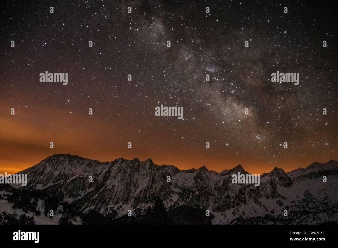 Via Lattea sulle vette degli Encantati e sul Parco nazionale Aigüestortes i Estany de Sant Maurici (Lleida, Catalogna, Spagna, Pirenei) Foto Stock