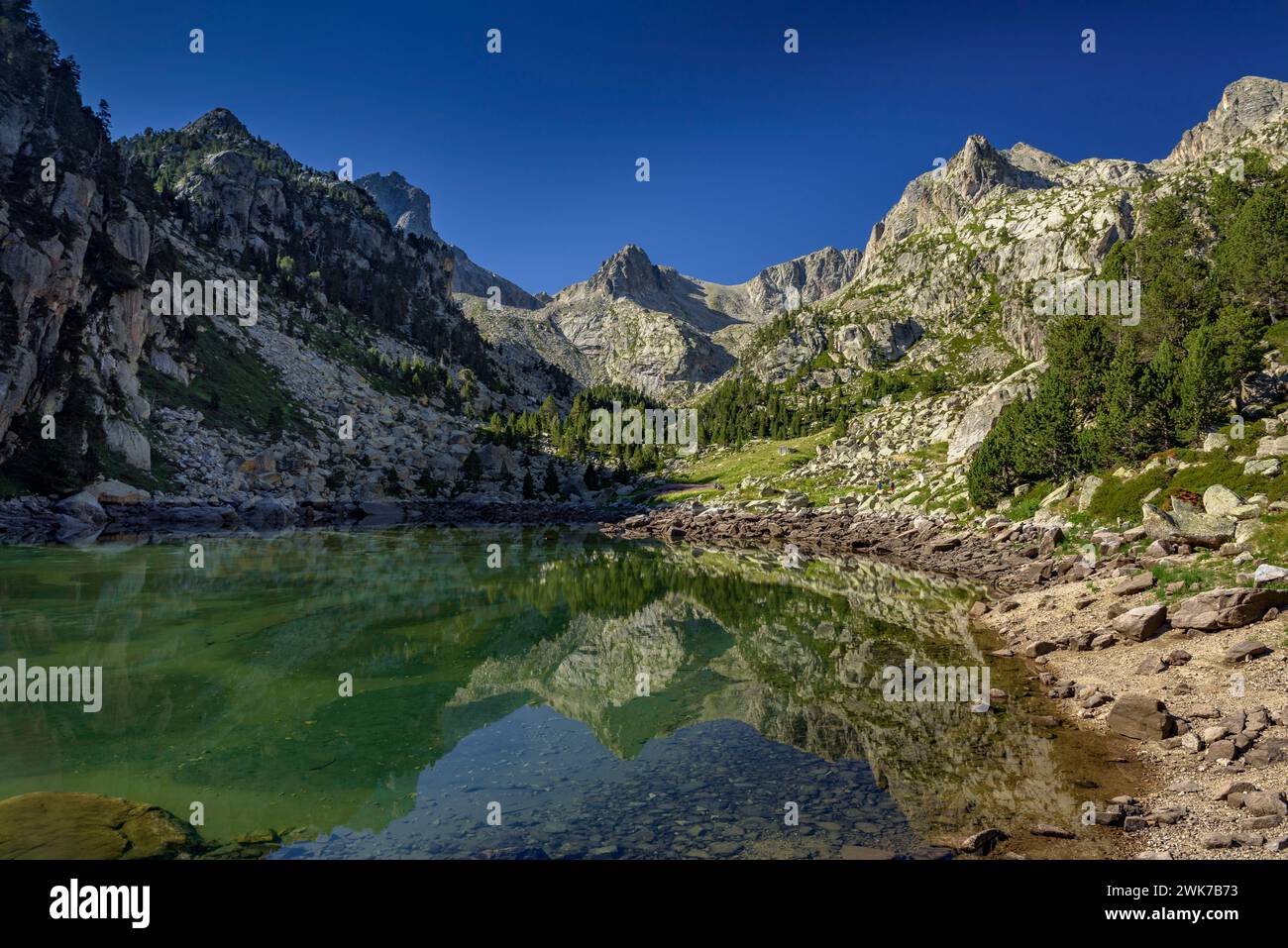 Lago di Monestero (Aigüestortes i Parco naturale Estany de Sant Maurici, Pirenei, Catalogna, Spagna) ESP: Lago Estany de Monestero. PN Sant Maurici, España Foto Stock