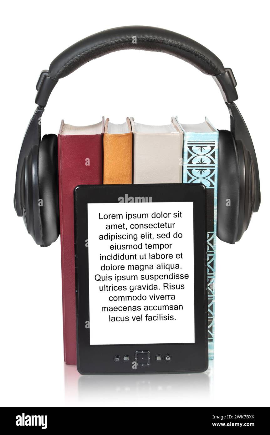 Libri cartacei tradizionali, e-book e cuffie isolate su sfondo bianco. Concetto di un modo alternativo di leggere i libri. Foto Stock
