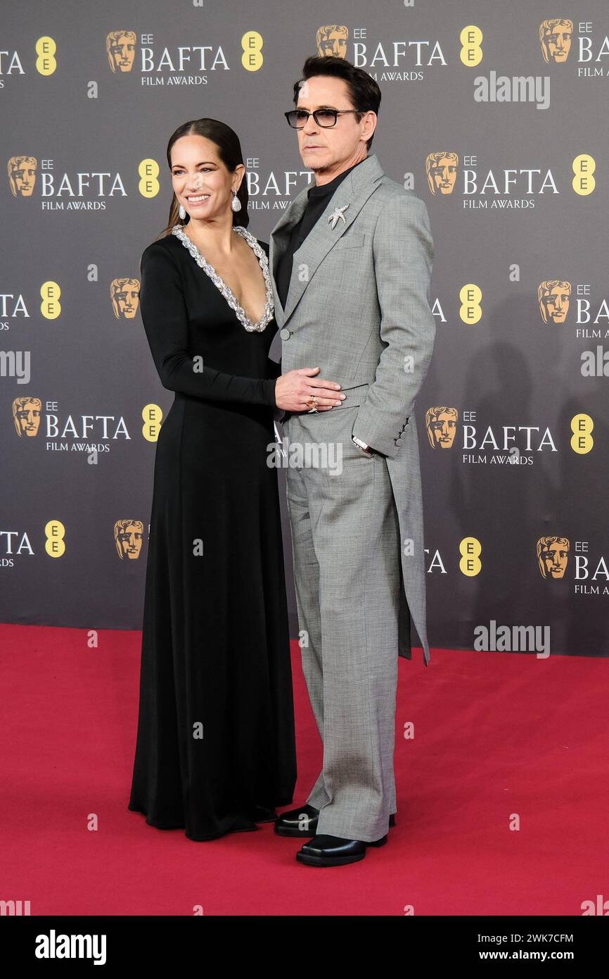 Royal Festival Hall, Londra, Regno Unito. 18 febbraio 2024. Robert Downey Jr. E sua moglie Susan Downey fotografarono gli EE BAFTA Film Awards 2024 Red Carpet Arrivals. . Foto di Julie Edwards./Alamy Live News Foto Stock