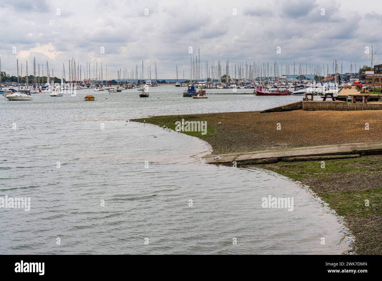 Hamble-le-Rice, Hampshire, Inghilterra, Regno Unito - 30 settembre 2022: Barche nel fiume Hamble Foto Stock