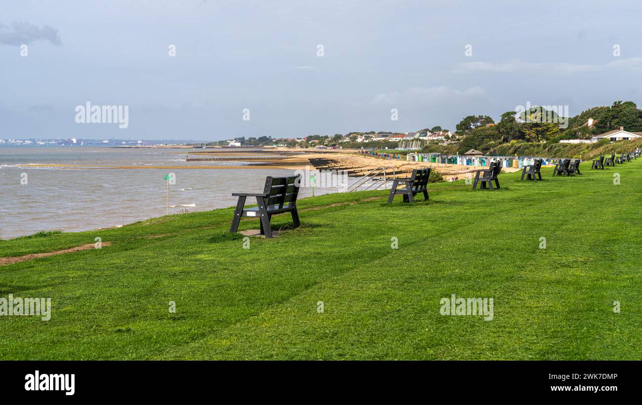 Lee-on-the-Solent, Hampshire, Inghilterra, Regno Unito - 01 ottobre 2022: Panchine sulla costa del Solent Foto Stock