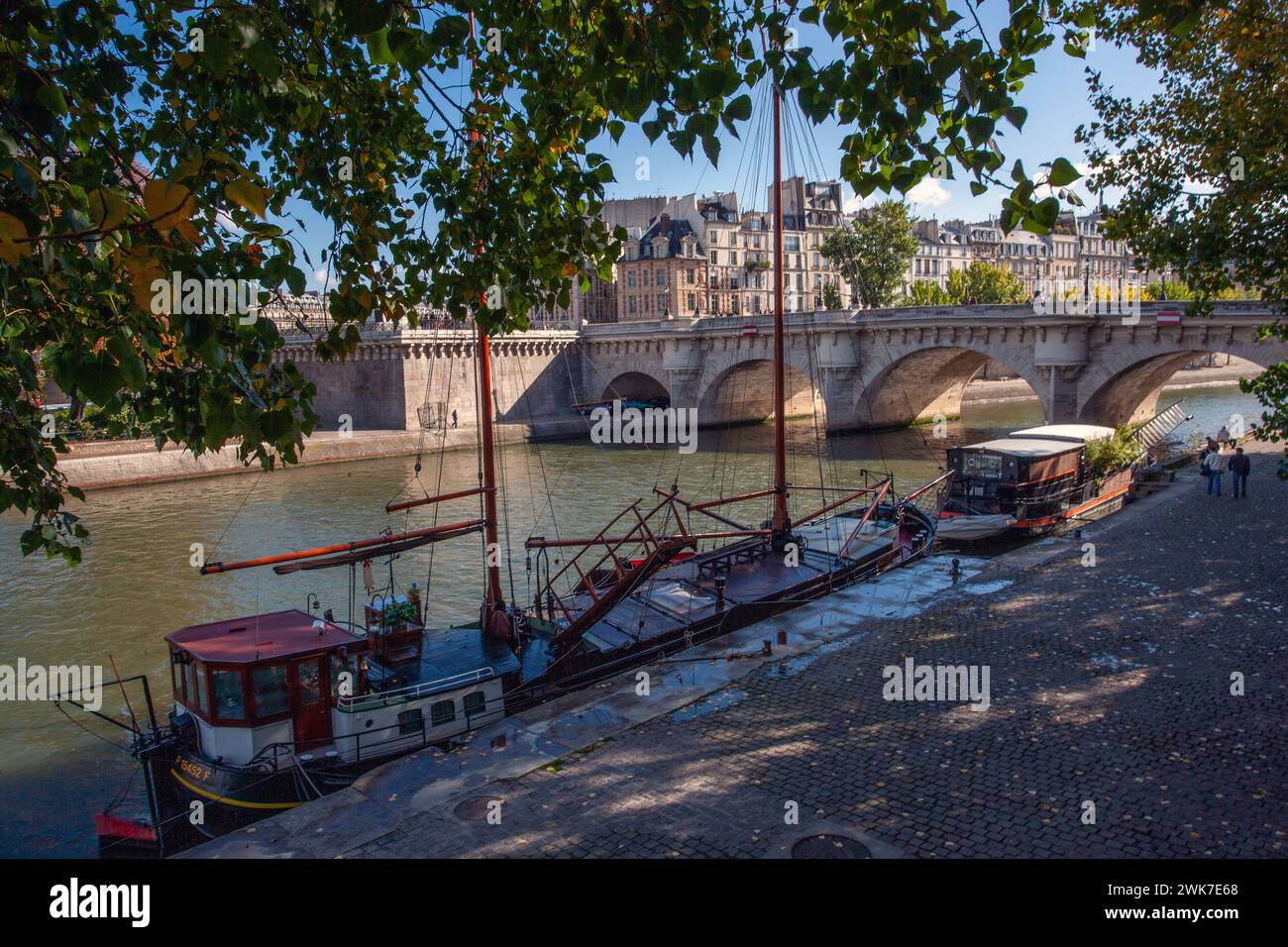 Barche sulla Senna vicino a Pont Neuf che guardano all'Ile de la Cité, Parigi, Francia Foto Stock