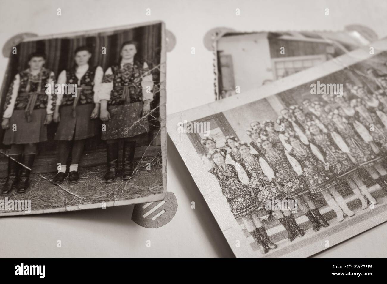 Album fotografico rétro con persone sconosciute del passato. Memoria dei vecchi tempi. Concetto di nostalgia. Foto obsolete. Storia Ucraina. Un libro di memorie d'epoca. Foto Stock