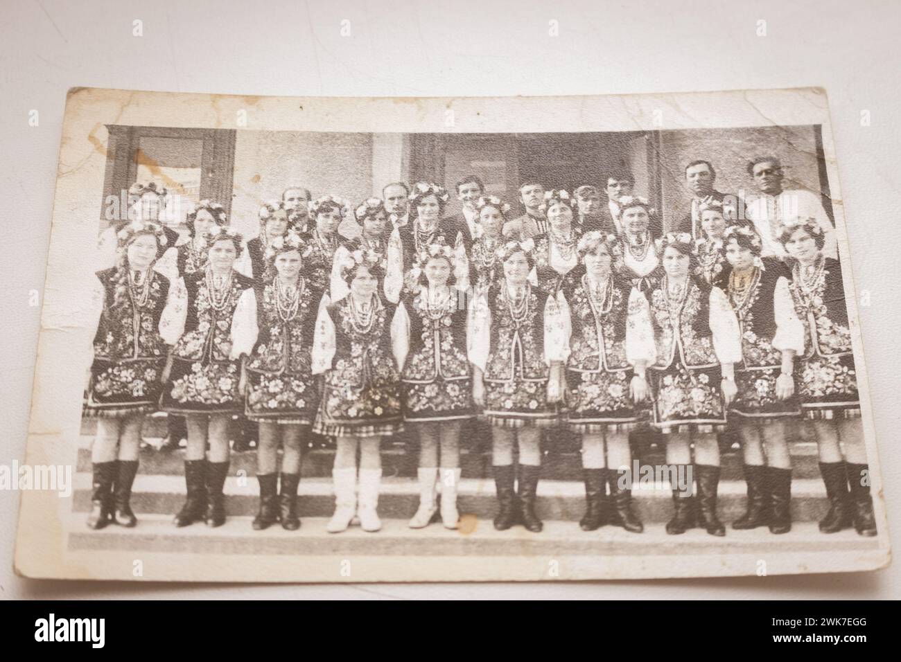 Album fotografico rétro con persone sconosciute del passato. Memoria dei vecchi tempi. Concetto di nostalgia. Foto obsolete. Storia Ucraina. Un libro di memorie d'epoca. Foto Stock