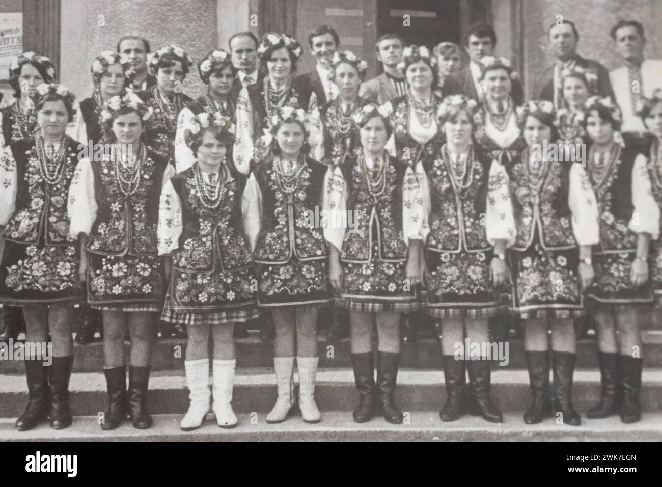 Album fotografico rétro con persone sconosciute del passato. Memoria dei vecchi tempi. Concetto di nostalgia. Foto obsolete. Storia Ucraina. Un libro di memorie d'epoca. Foto Stock