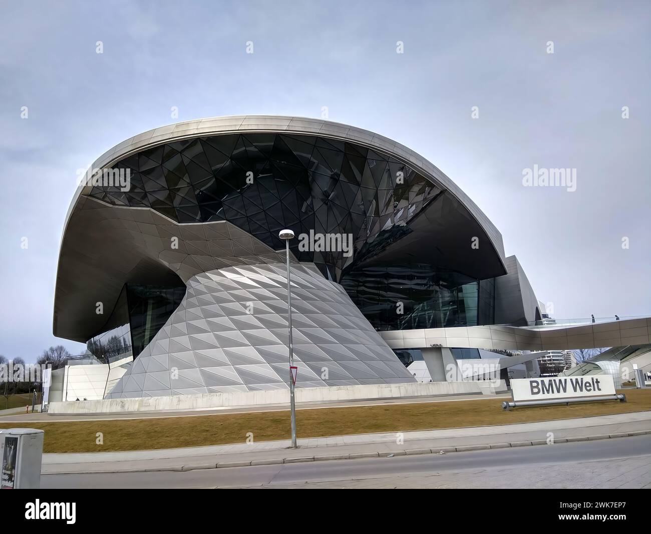 Museo BMW con tetto curvo in un ambiente di campagna Foto Stock