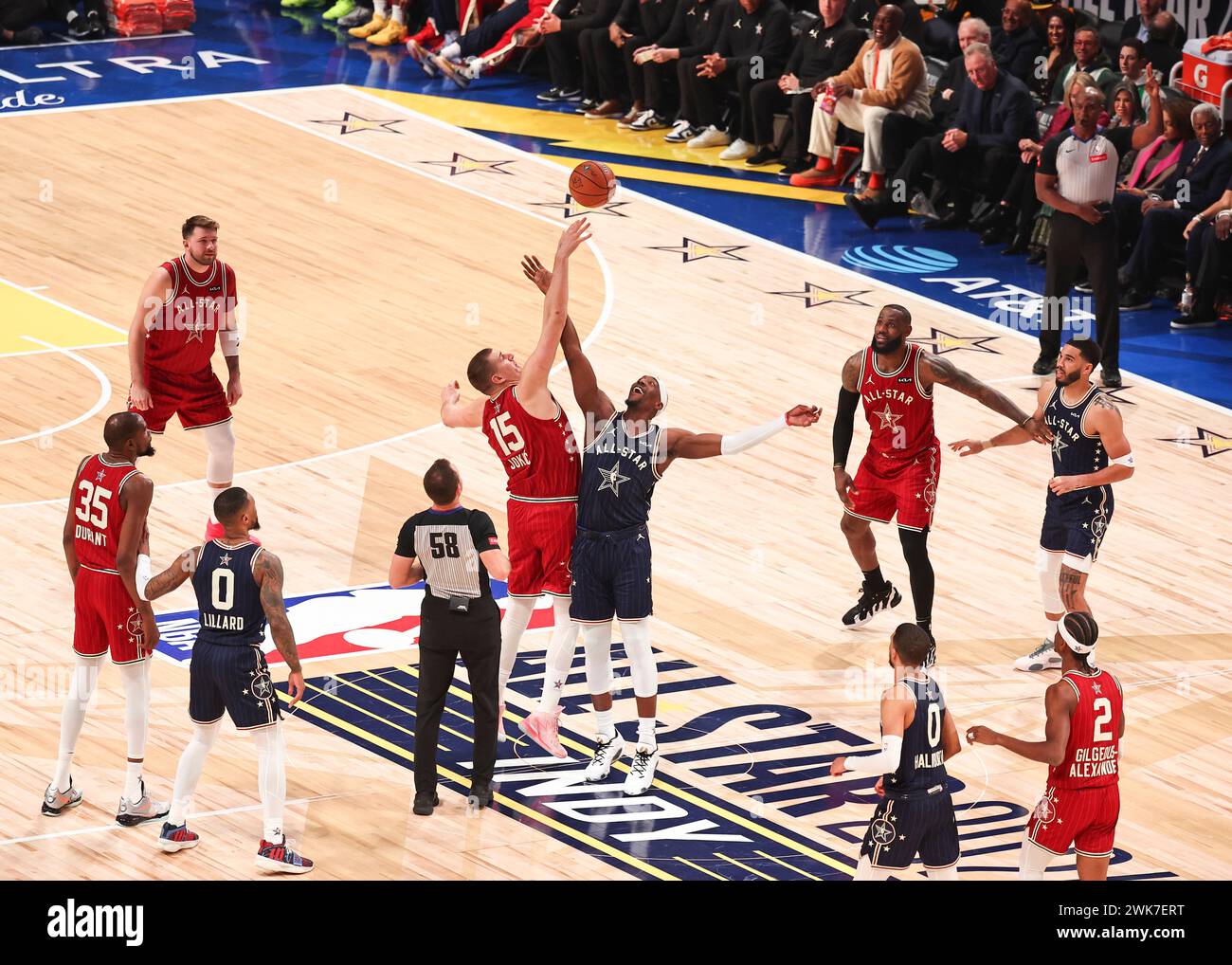 Indianapolis, Stati Uniti. 18 febbraio 2024. Nikola Jokic (C-L) dei Denver Nuggets della Western Conference e Bam Adebayo (C-R) dei Miami Heat della Eastern Conference hanno dato una punta alla partita durante l'NBA All-Star 2024 Game a Indianapolis, negli Stati Uniti, il 18 febbraio 2024. Crediti: Joel Lerner/Xinhua/Alamy Live News Foto Stock