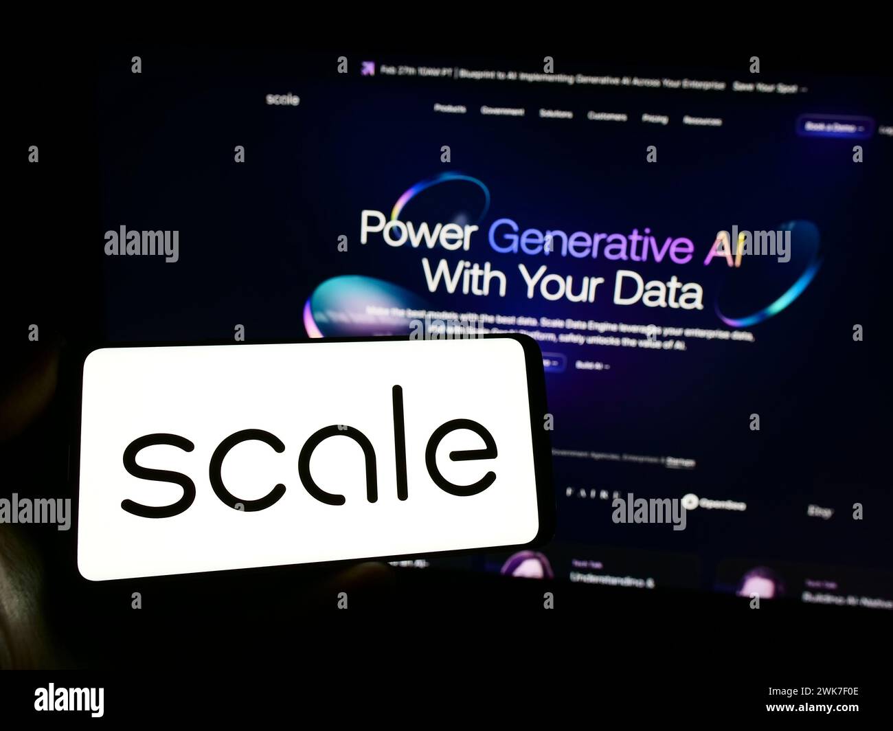 Persona che possiede uno smartphone con il logo della società statunitense di intelligenza artificiale Scale ai Inc. Davanti al sito Web. Mettere a fuoco il display del telefono. Foto Stock