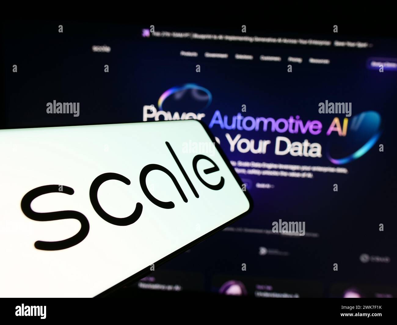 Cellulare con logo della società americana di intelligenza artificiale Scale ai Inc. Davanti al sito web. Mettere a fuoco la parte centrale destra del display del telefono. Foto Stock