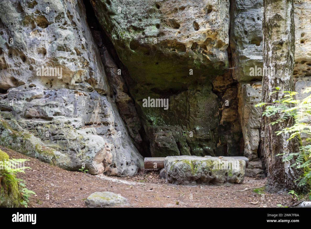 Bank mit Tisch in einer kleinen natürlichen Höhle aus Sandstein, auf dem Weg zum Kleinen Bärenstein, Sächsischen Schweiz, Sachsen, Deutschland *** Ben Foto Stock