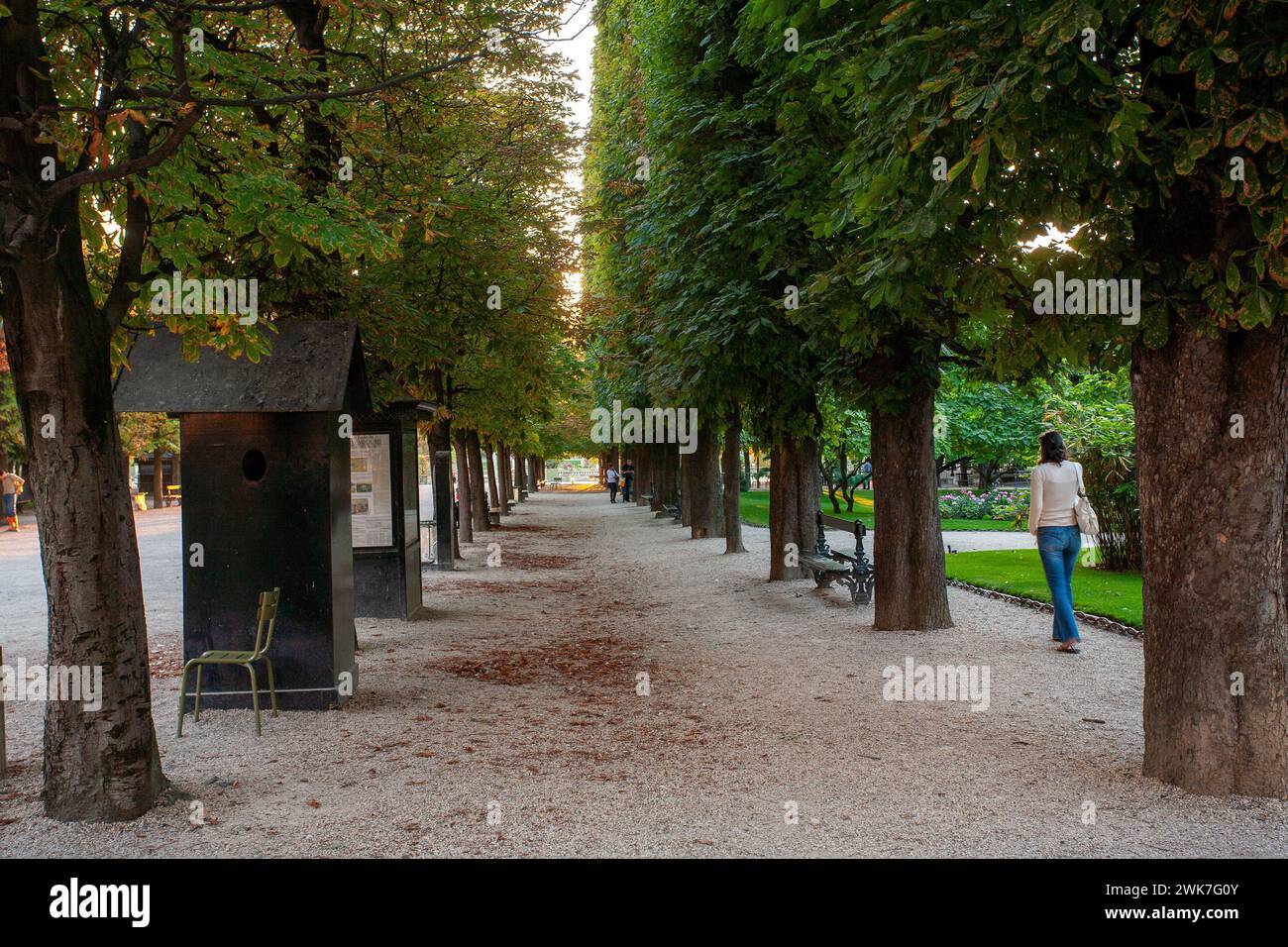 Una donna ama passeggiare nel vuoto Jardin des Tuileries in un pomeriggio di sole Foto Stock