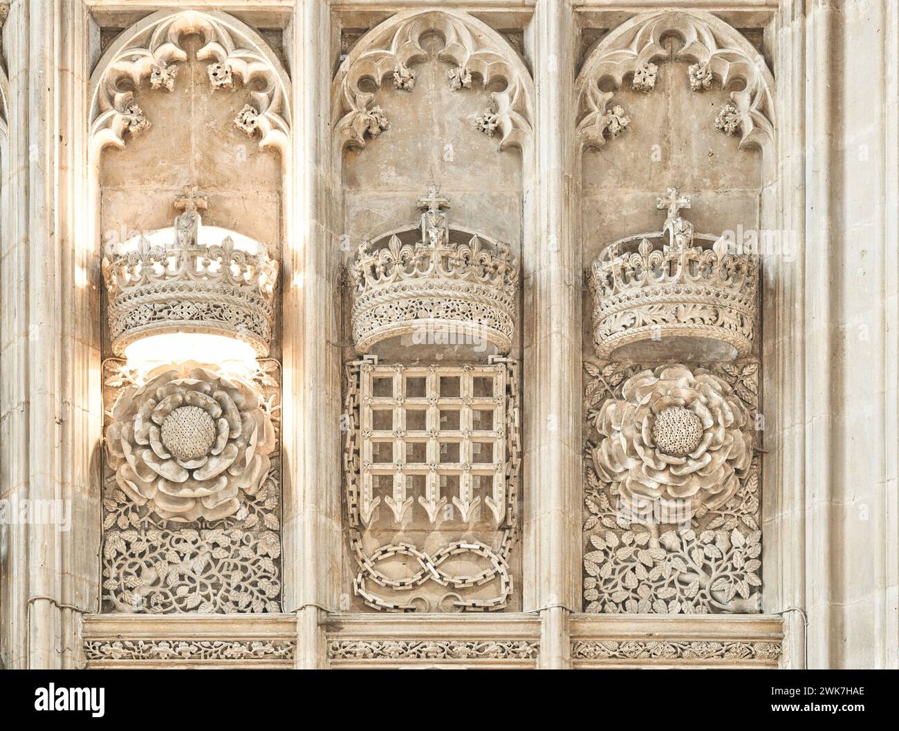 Simboli Tudor, rosa, portcullis e corona, su un muro nella navata della cappella del King's College, Università di Cambridge, Inghilterra. Foto Stock