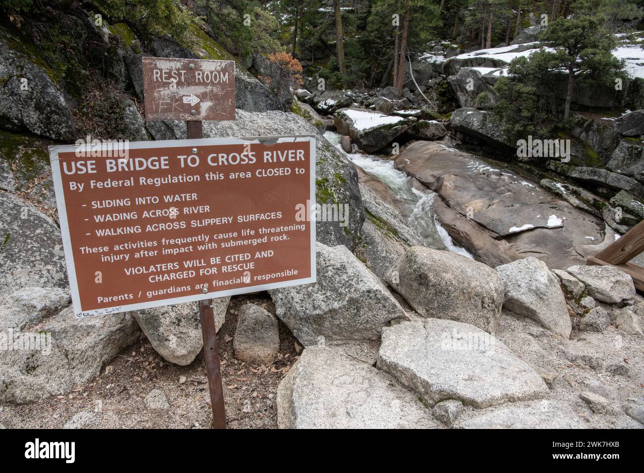 Un segnale di avvertimento per entrare nel fiume nel Parco Nazionale di Yosemite, California, USA. Foto Stock