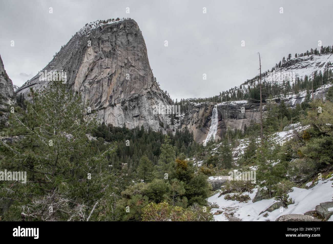 Liberty Cap e Nevada Falls nel parco nazionale di Yosemite, tra le montagne della Sierra Nevada in California, Stati Uniti, Nord America. Foto Stock
