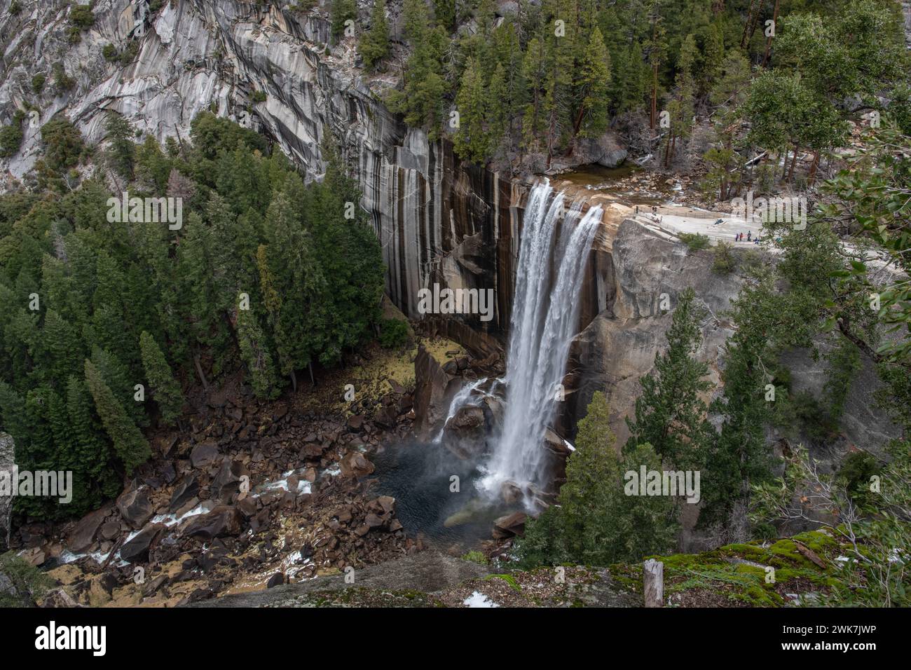 Una vista spettacolare del fiume Merced e delle Vernal Falls nel Parco Nazionale di Yosemite nelle montagne della Sierra Nevada in California, Stati Uniti, Nord America. Foto Stock