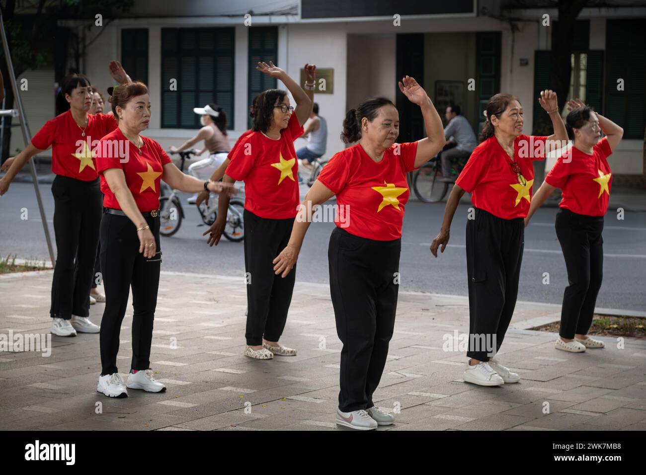 Donne che fanno esercizi mattutini intorno al lago Hoan Kiem ad Hanoi, Vietnam, durante la giornata nazionale del Vietnam Foto Stock