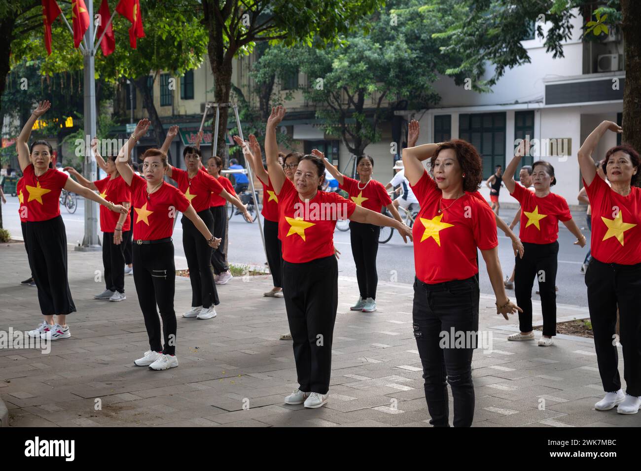 Donne che fanno esercizi mattutini intorno al lago Hoan Kiem ad Hanoi, Vietnam, durante la giornata nazionale del Vietnam Foto Stock