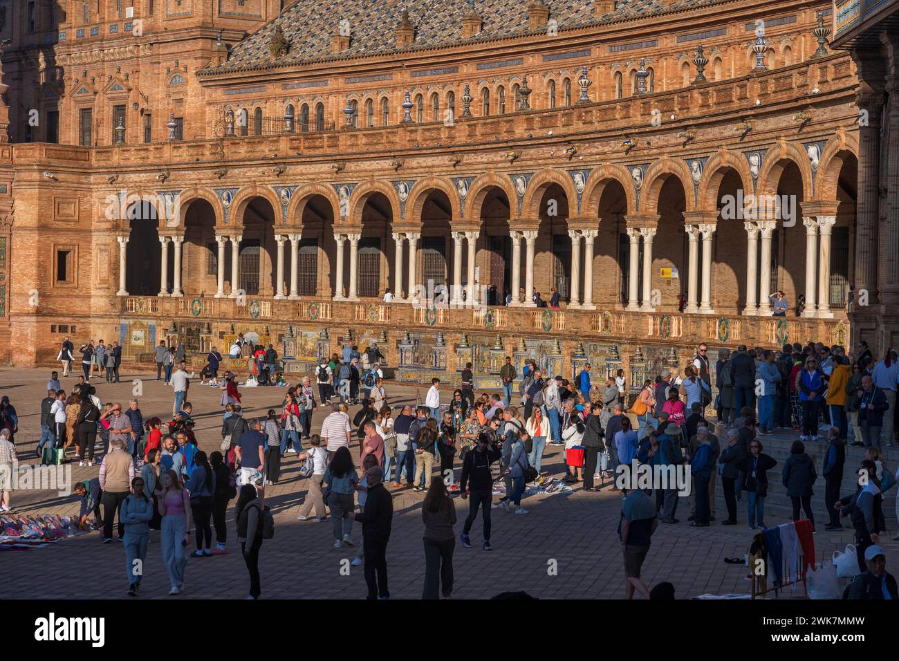 Siviglia, Andalusia, Spagna - 24 ottobre 2023: Gruppo di turisti al padiglione Plaza de Espana, piazza affollata nel Parco Maria Luisa, punto di riferimento della città. Foto Stock
