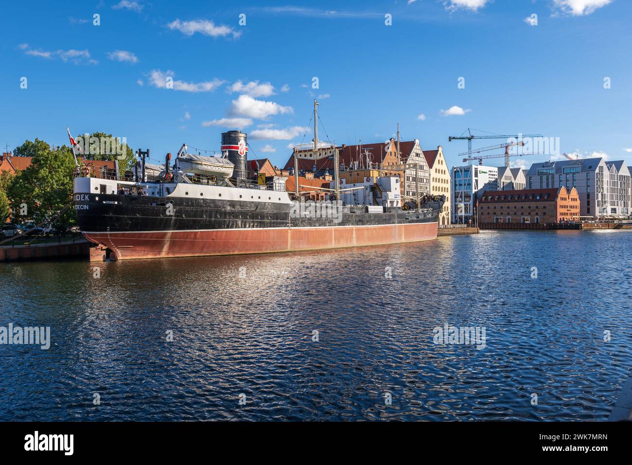 Danzica, Polonia - 4 ottobre 2022: Nave SS Soldek, parte del Museo marittimo nazionale, ex nave da carico di carbone e minerali presso il fiume Motlawa. Foto Stock