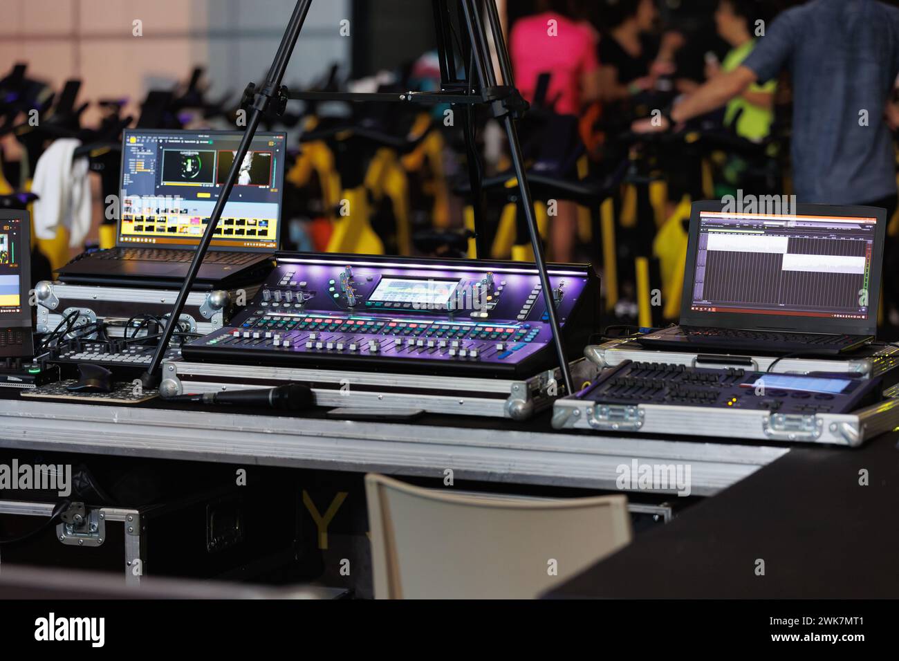 Più monitor e altre apparecchiature professionali per l'illuminazione, i tecnici del suono e le operazioni di radiodiffusione nel backstage di un evento pubblico. Foto Stock