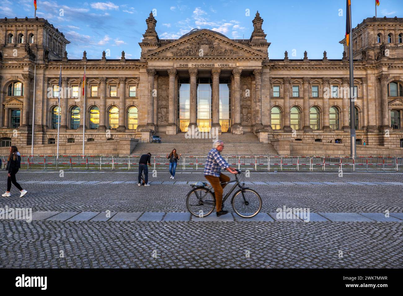 Berlino, Germania - 4 agosto 2021: Edificio del Reichstag da Platz der Republik, sede del Bundestag tedesco. Foto Stock