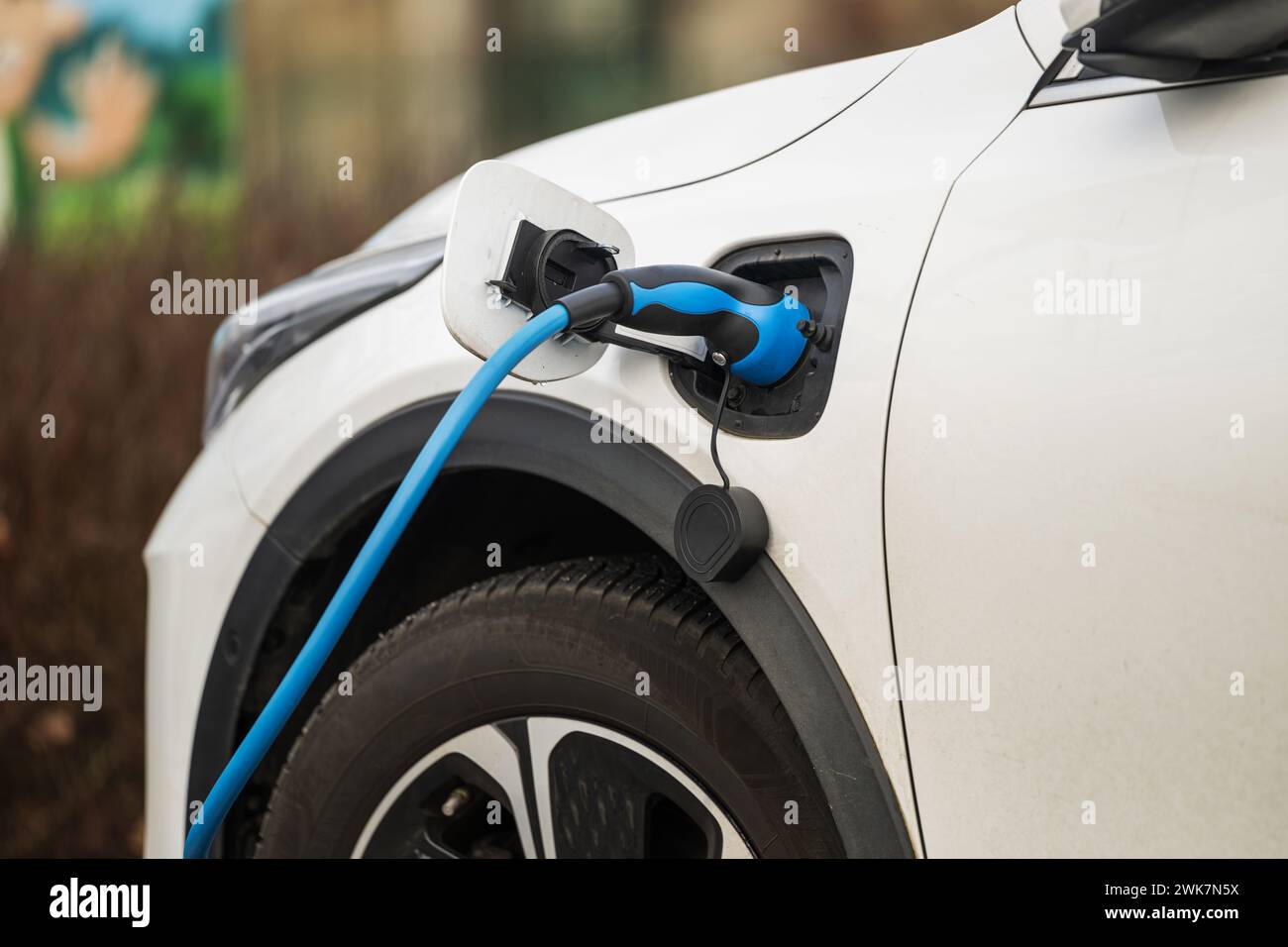 Il cavo di ricarica si trova nell'auto elettrica Foto Stock