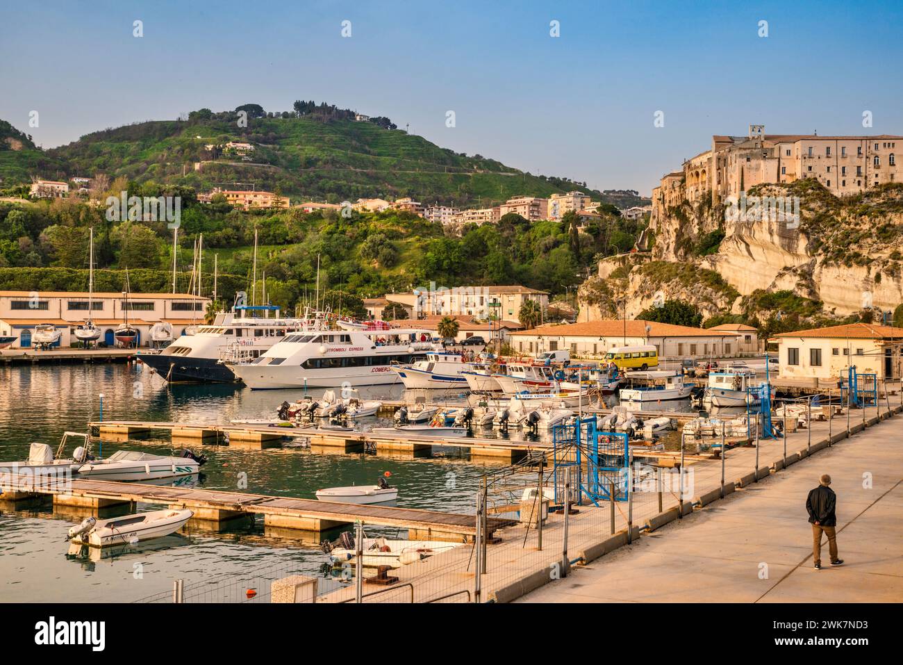 Barche al porticciolo, la mattina presto a Tropea, Calabria, Italia Foto Stock