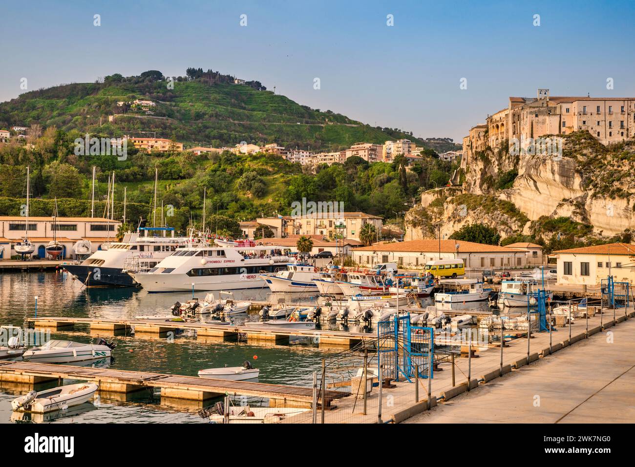 Barche al porticciolo, la mattina presto a Tropea, Calabria, Italia Foto Stock