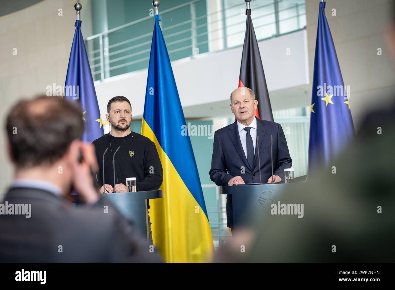 Arbeitsbesuch des Präsidenten der Ukraine a Berlino - il presidente ucraino in visita di lavoro a Berlino - Bundeskanzler Olaf Scholz mit seinem Gast Wolodymyr SelenskyjArbeitsbesuch des Präsidenten der Ukraine a Berlino - il presidente ucraino in visita di lavoro a Berlino - Bundeskanzler Olaf Scholz mit seinem Gast Wolodymyr Selenskyj, Berlin Berlin Deutschland Bundeskanzleramt *** visita di lavoro del presidente dell'Ucraina a Berlino il presidente dell'Ucraina in visita di lavoro al cancelliere federale di Berlino Olaf Scholz con il suo ospite Volodymyr Selenskyj visita di lavoro del presidente di Ukr Foto Stock