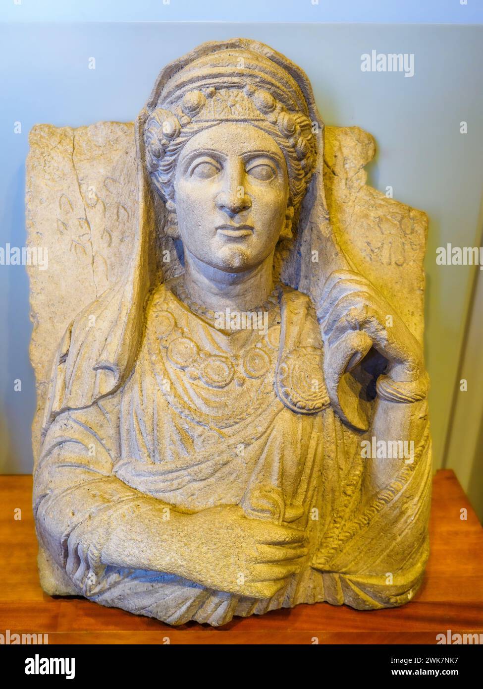 Altorilievo funerario con ritratto femminile - III secolo d.C., calcare di Palmira, Siria - Museo di Scultura Antica Giovanni Barracco, Roma, Italia Foto Stock