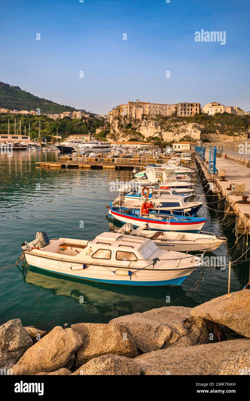 Barche al porticciolo, la mattina presto a Tropea, Calabria, Italia Foto Stock