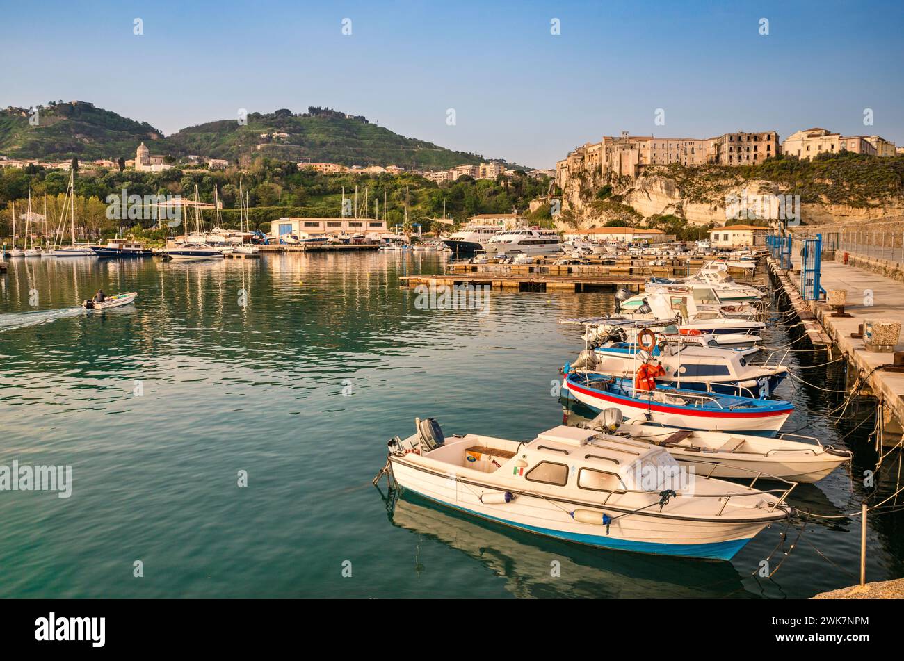 Barche al porticciolo, la mattina presto a Tropea, Calabria, Italia Foto Stock