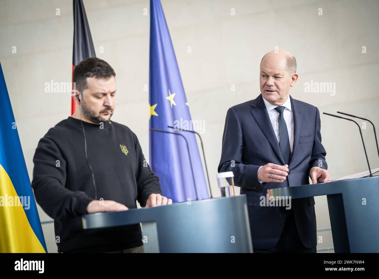 Arbeitsbesuch des Präsidenten der Ukraine a Berlino - il presidente ucraino in visita di lavoro a Berlino - Bundeskanzler Olaf Scholz mit seinem Gast Wolodymyr SelenskyjArbeitsbesuch des Präsidenten der Ukraine a Berlino - il presidente ucraino in visita di lavoro a Berlino - Bundeskanzler Olaf Scholz mit seinem Gast Wolodymyr Selenskyj, Berlin Berlin Deutschland Bundeskanzleramt *** visita di lavoro del presidente dell'Ucraina a Berlino il presidente dell'Ucraina in visita di lavoro al cancelliere federale di Berlino Olaf Scholz con il suo ospite Volodymyr Selenskyj visita di lavoro del presidente di Ukr Foto Stock