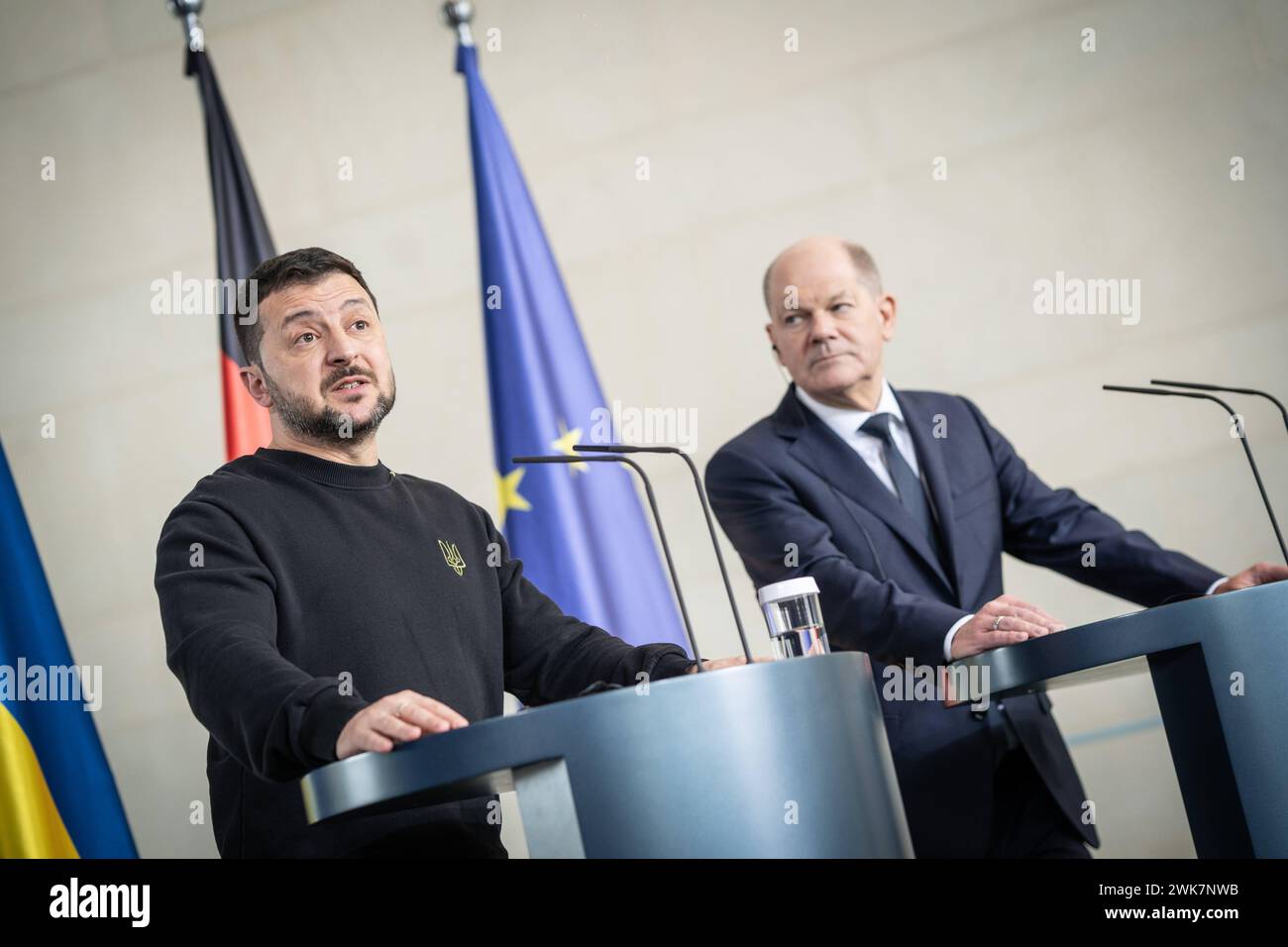 Arbeitsbesuch des Präsidenten der Ukraine a Berlino - il presidente ucraino in visita di lavoro a Berlino - Bundeskanzler Olaf Scholz mit seinem Gast Wolodymyr SelenskyjArbeitsbesuch des Präsidenten der Ukraine a Berlino - il presidente ucraino in visita di lavoro a Berlino - Bundeskanzler Olaf Scholz mit seinem Gast Wolodymyr Selenskyj, Berlin Berlin Deutschland Bundeskanzleramt *** visita di lavoro del presidente dell'Ucraina a Berlino il presidente dell'Ucraina in visita di lavoro al cancelliere federale di Berlino Olaf Scholz con il suo ospite Volodymyr Selenskyj visita di lavoro del presidente di Ukr Foto Stock